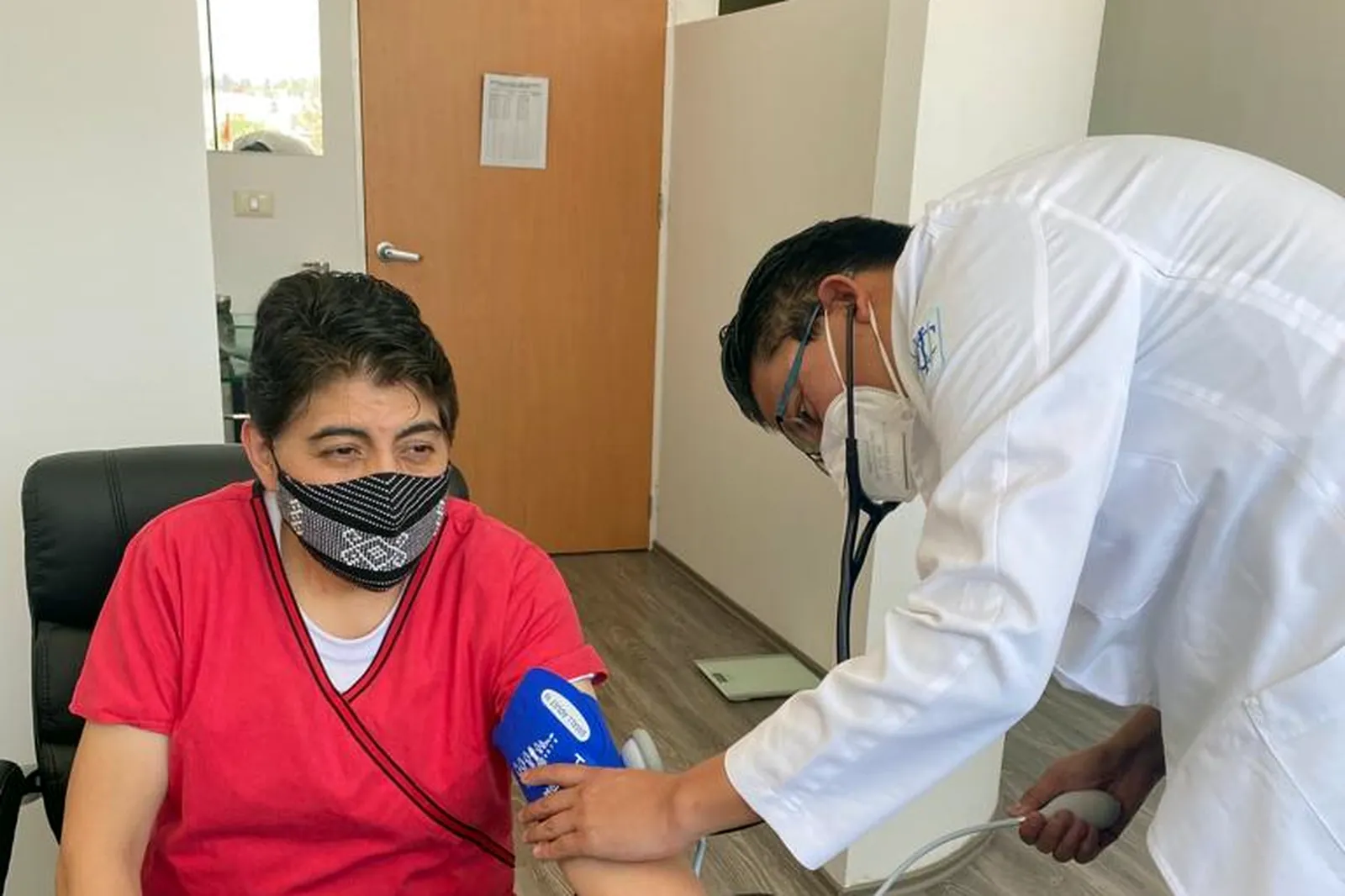 Toma de presión arterial durante la consulta cardiológica en Tlalnepantla