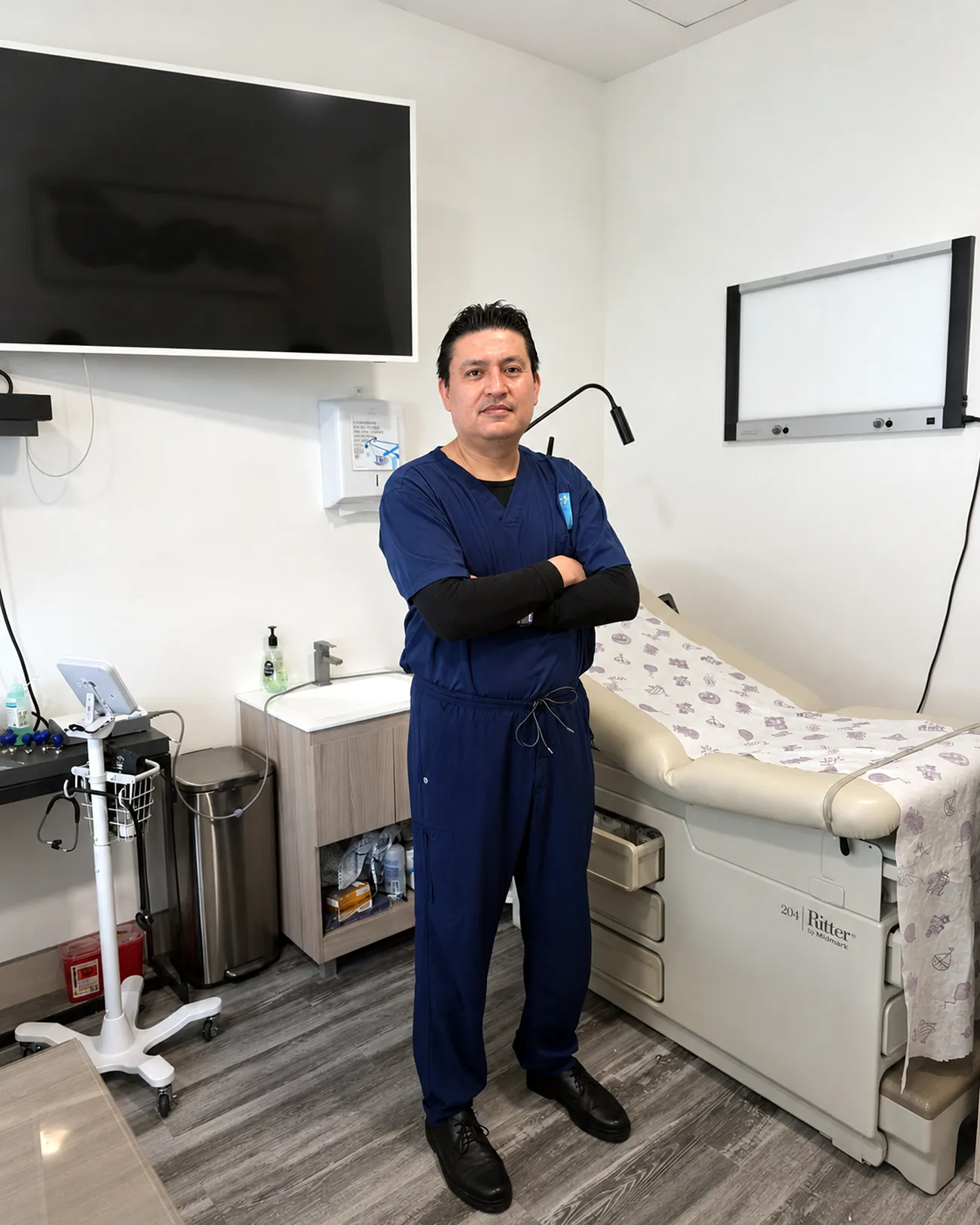 Dr. Alberto Moreno Pérez, cardiólogo con subespecialidad en electrofisiología, en su consultorio de Tlalnepantla