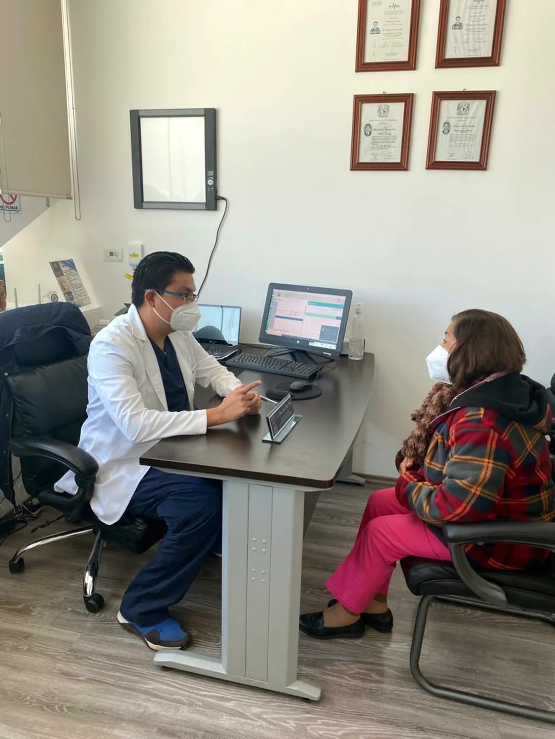 Dr. Alberto Moreno Pérez realizando un chequeo cardiovascular en su consultorio de Tlalnepantla